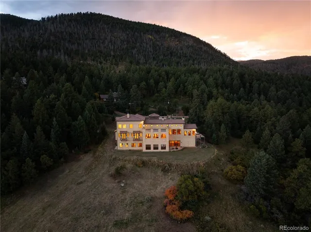 a view of a back yard