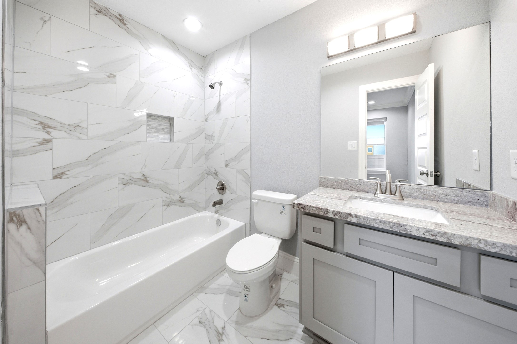 2811 Wichita Street Houston, TX 77004 - Photo 16 of 18 3rd Floor Bath