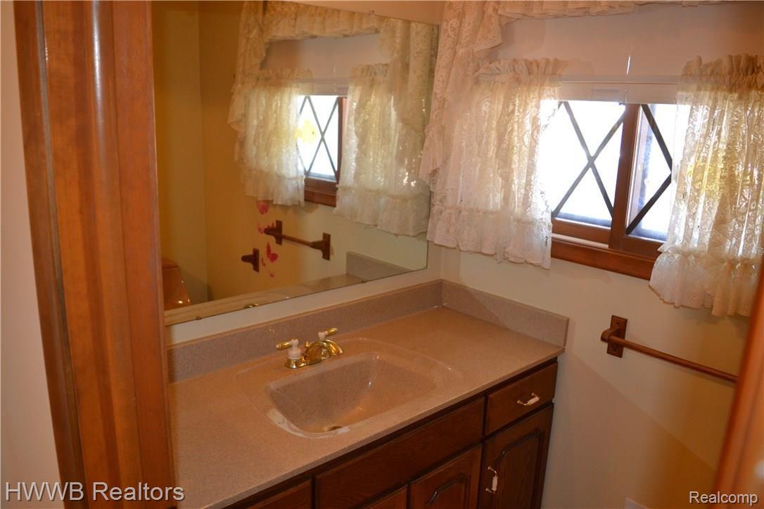 392 Ridgewood Road Rochester, MI 48306 - Photo 14 of 41 14 - First Floor Powder.JPG
