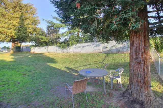 a sign of golf club on a wall