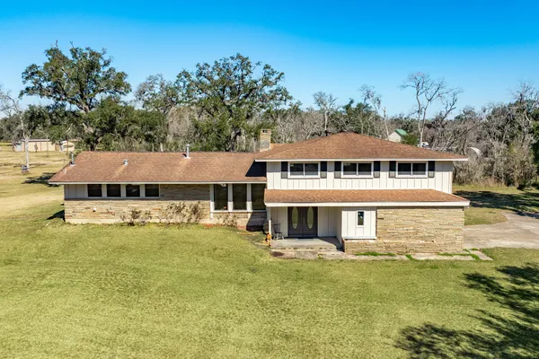 $474,900 | 504 West Highway 332 West, Lake Jackson, TX 77566