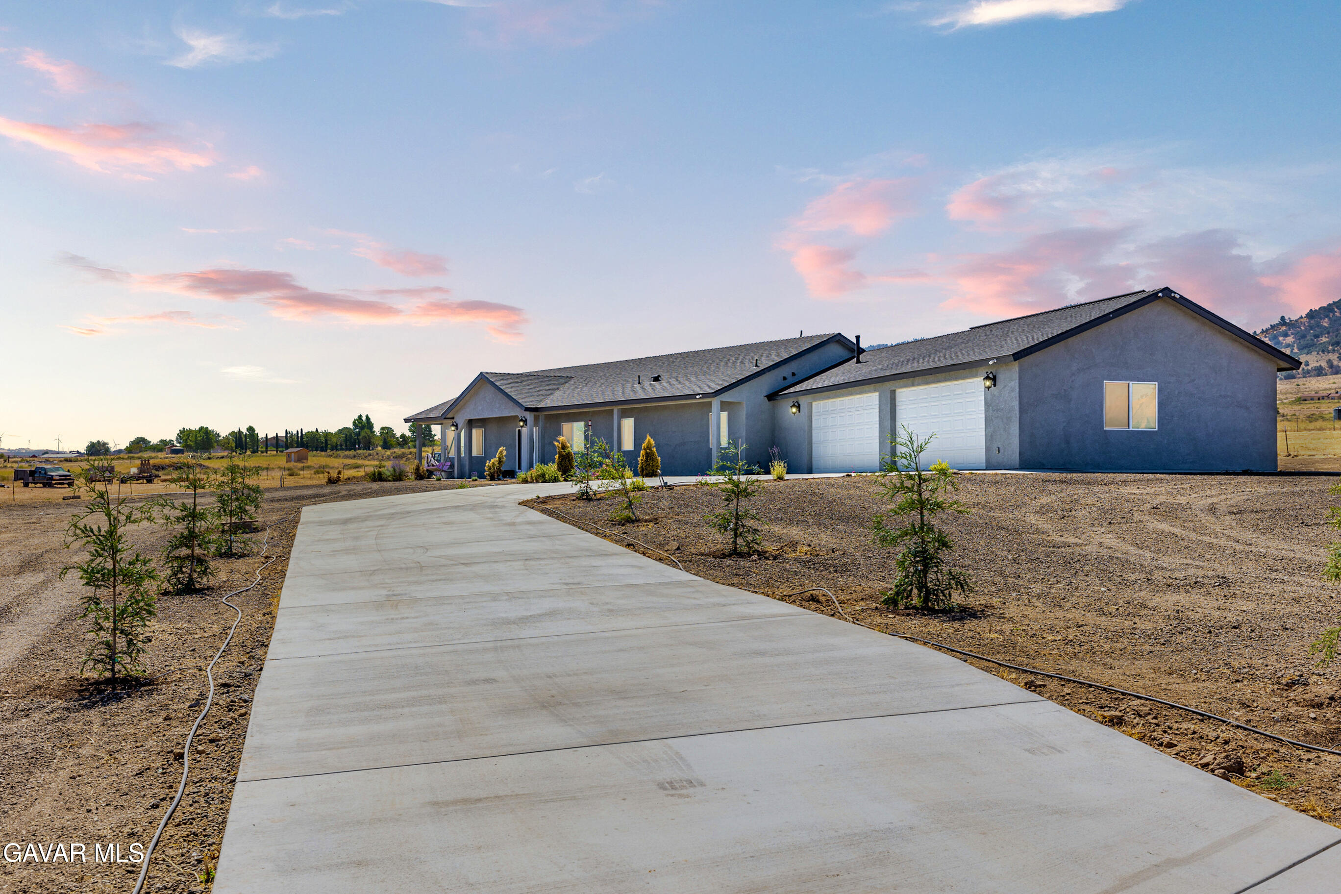 19900 Chinook Street Tehachapi, CA 93561 - Photo 2 of 38 Dusk1