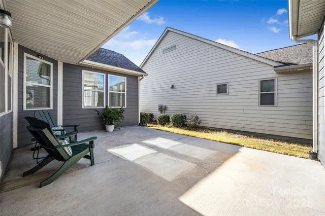 a view of a house with a big yard