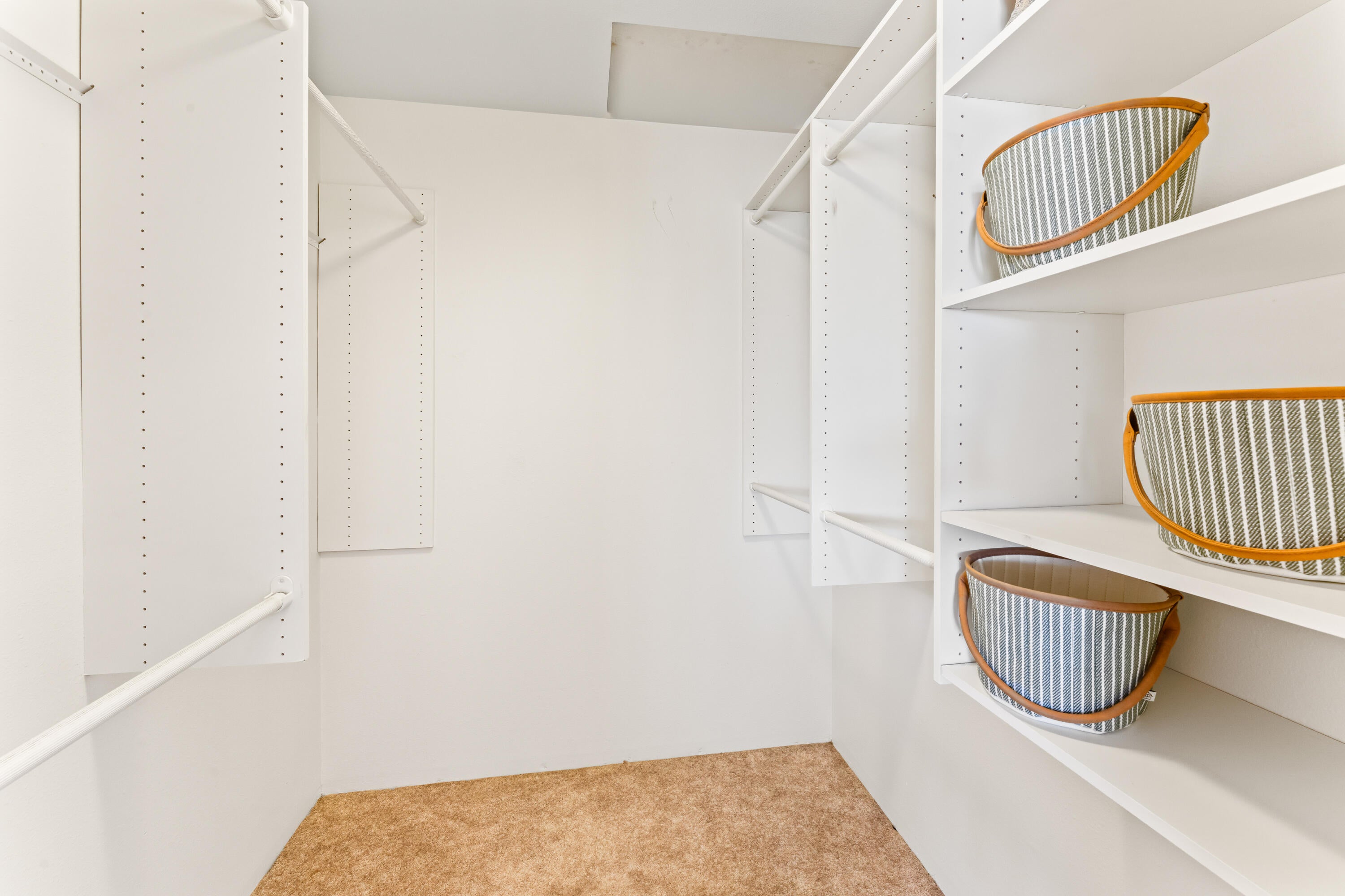17845 Plainview Road Bend, OR 97703 - Photo 20 of 41 Primary Ensuite with Walk-In Closet
