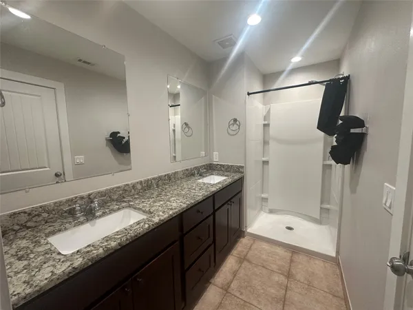 a view of empty room with windows and ceiling fan