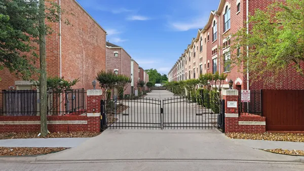 $233,000 | 8715 Meadowcroft Drive, Unit 502, Houston, TX 77063