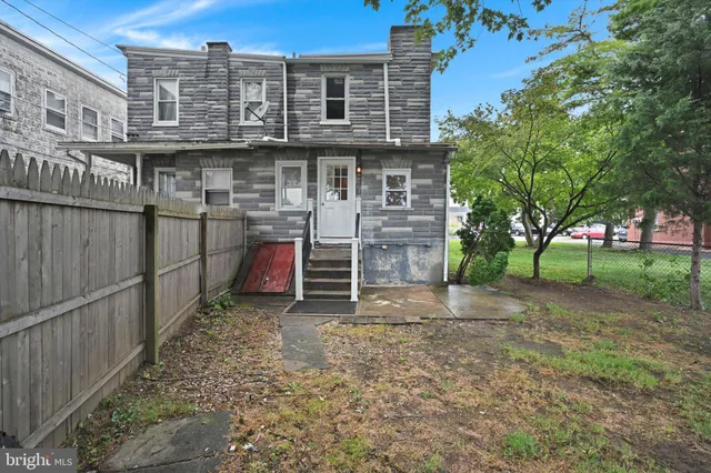 a view of a house with a backyard