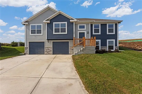 $359,900 | 607 Foxglove Lane, Raymore, MO 64083