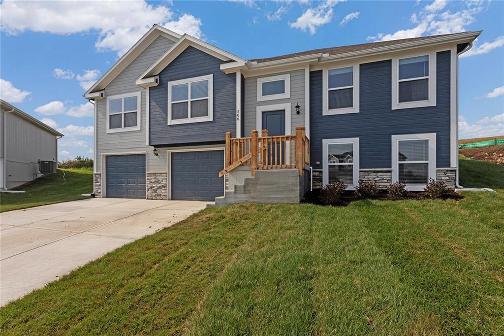 607 Foxglove Lane Raymore, MO 64083 - Photo 2 of 27