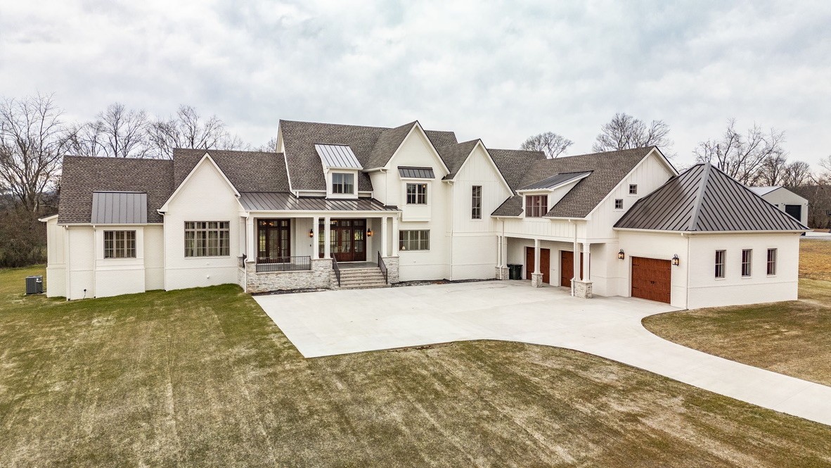 a view of a yard in front of house