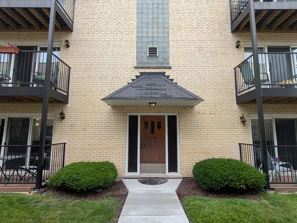 $239,900 | 6484 North Northwest Highway, Unit 7, Chicago, IL 60631