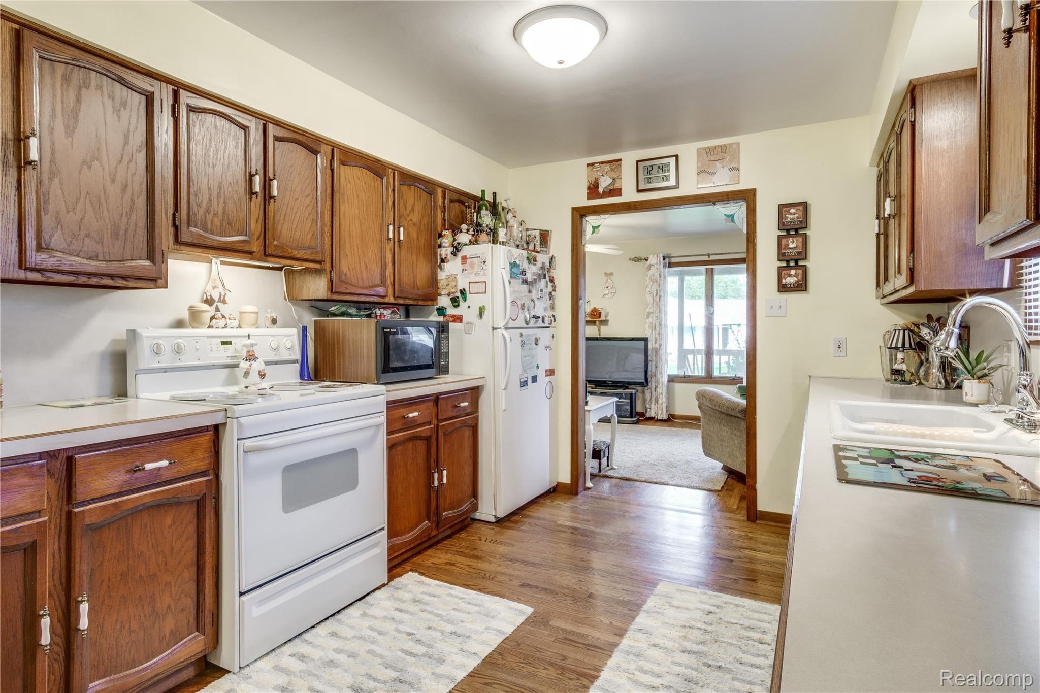 1189 Alton Road Flint, MI 48507 - Photo 5 of 16 Interiors (6 of 17).jpg