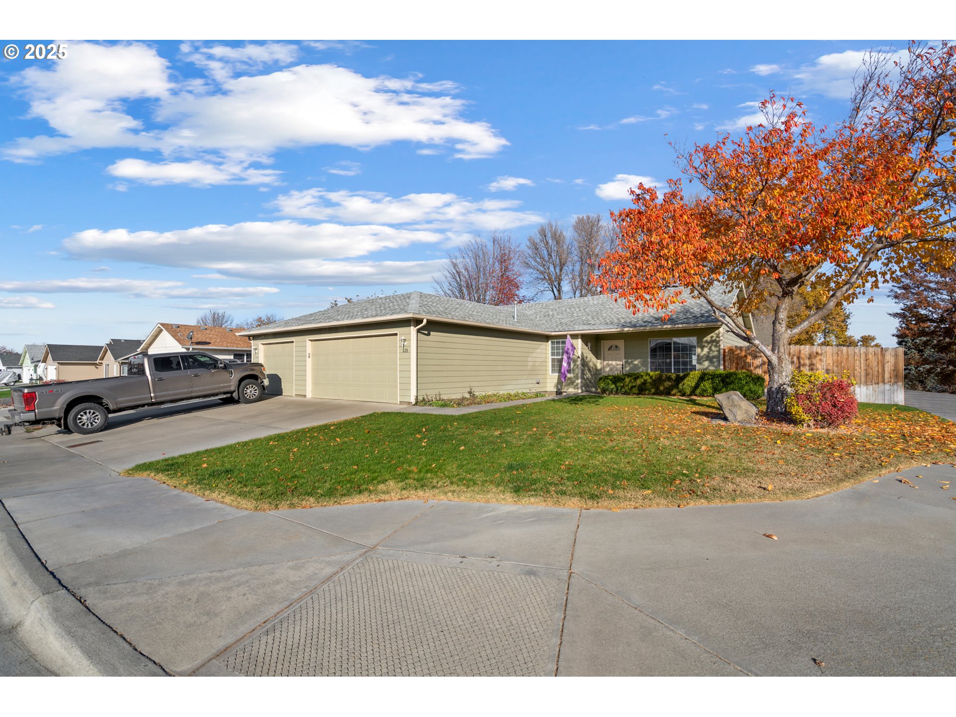 a view of a yard with a house