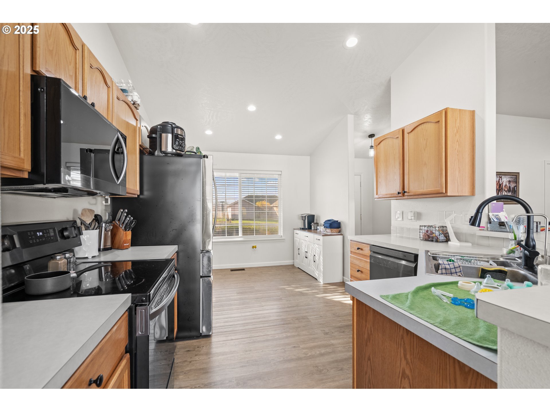 620 West Wren Avenue Hermiston, OR 97838 - Photo 13 of 48 a kitchen with stainless steel appliances granite countertop a sink stove and refrigerator