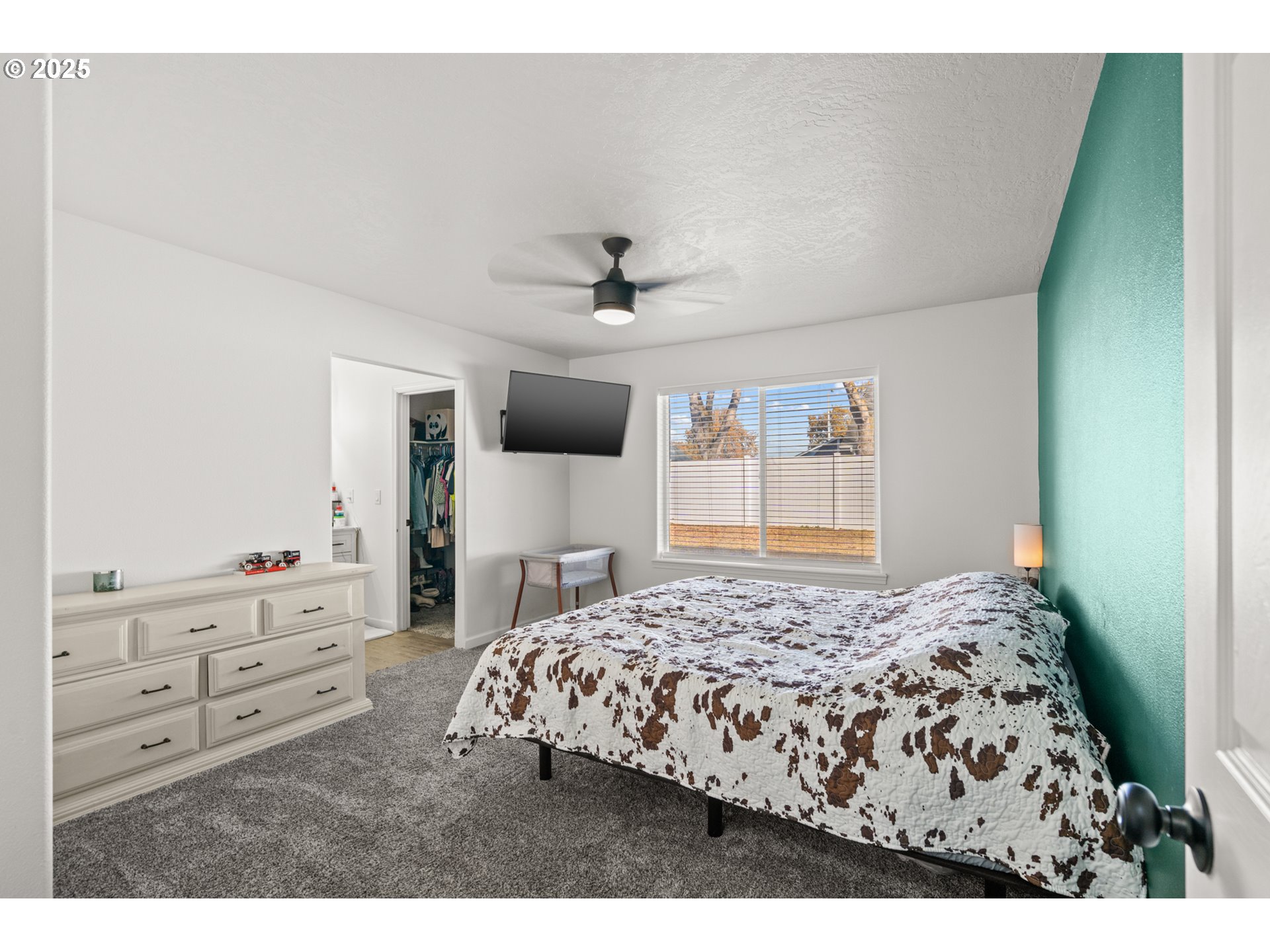 620 West Wren Avenue Hermiston, OR 97838 - Photo 20 of 48 a bedroom with a bed and a tv on dresser