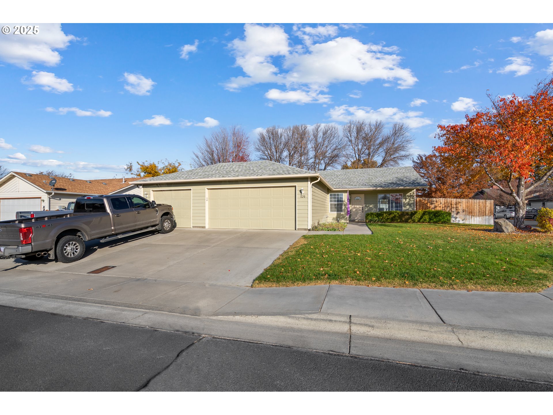 620 West Wren Avenue Hermiston, OR 97838 - Photo 2 of 48 a view of a car parked on the side of the road