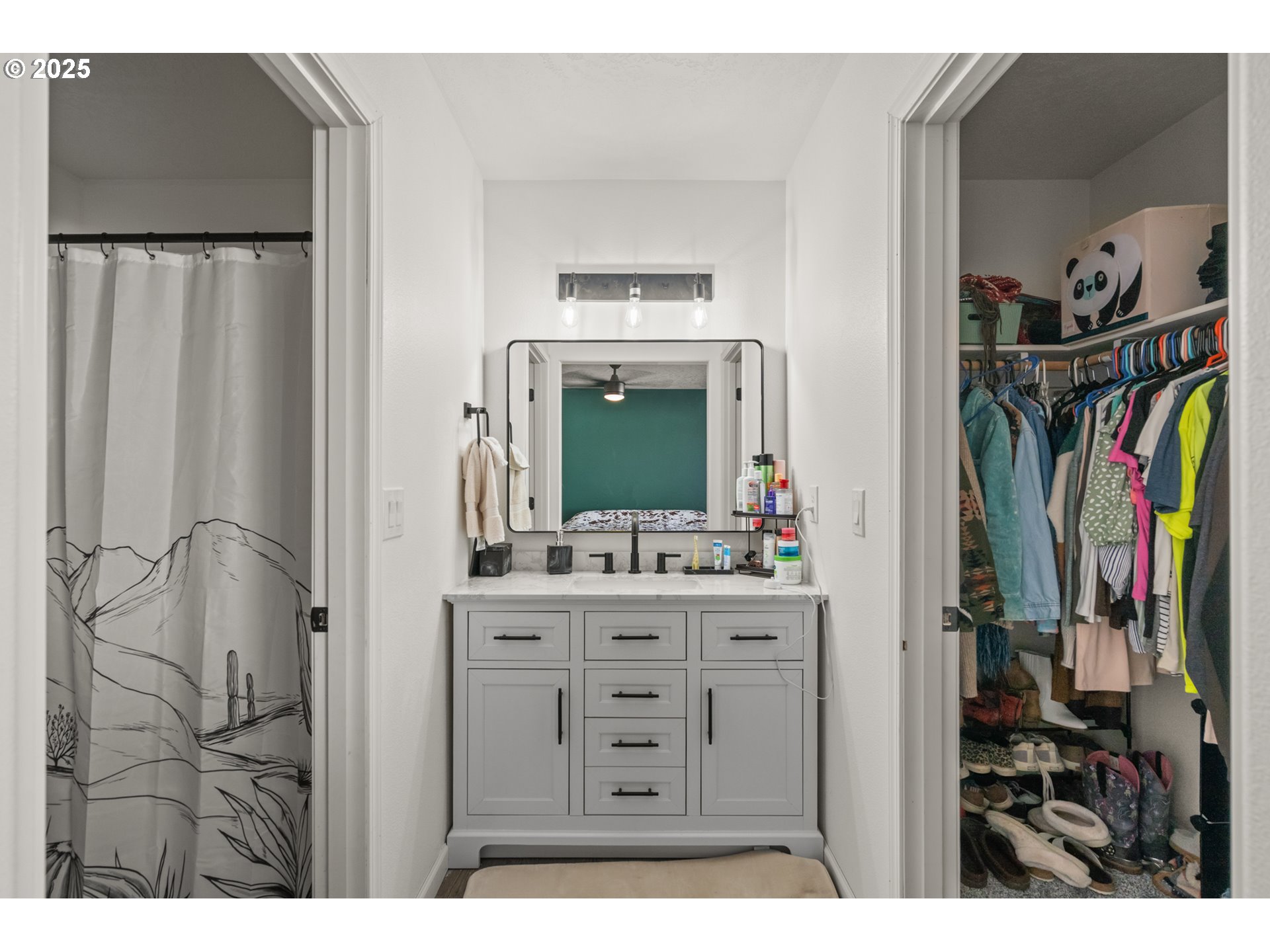 620 West Wren Avenue Hermiston, OR 97838 - Photo 22 of 48 a bathroom with a sink a mirror and a bathtub