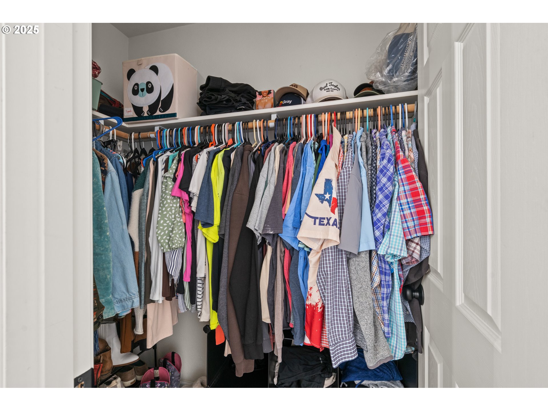 620 West Wren Avenue Hermiston, OR 97838 - Photo 24 of 48 a view of walk in closet with clothes