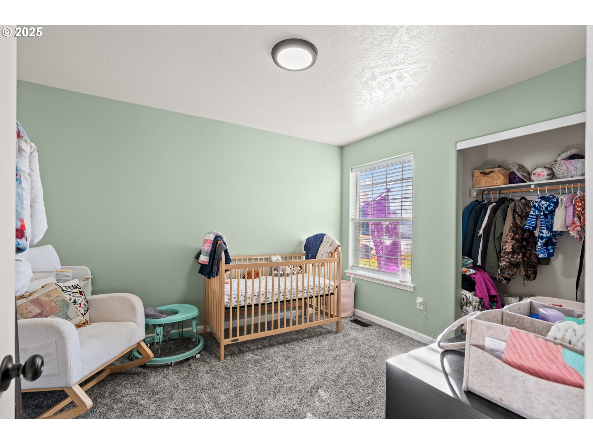 620 West Wren Avenue Hermiston, OR 97838 - Photo 27 of 48 a bedroom with a bed and a window