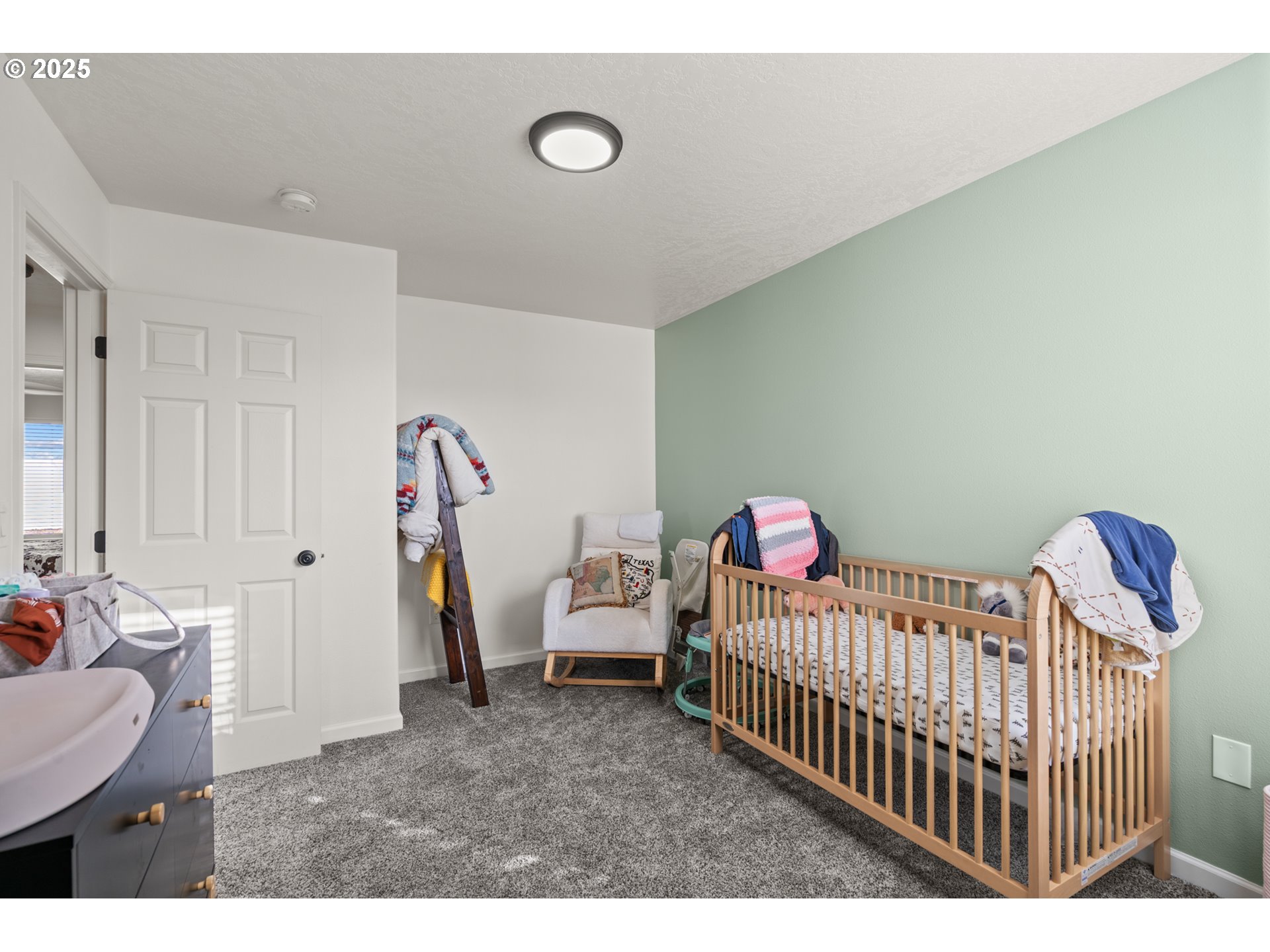 620 West Wren Avenue Hermiston, OR 97838 - Photo 28 of 48 a bedroom with furniture and a window