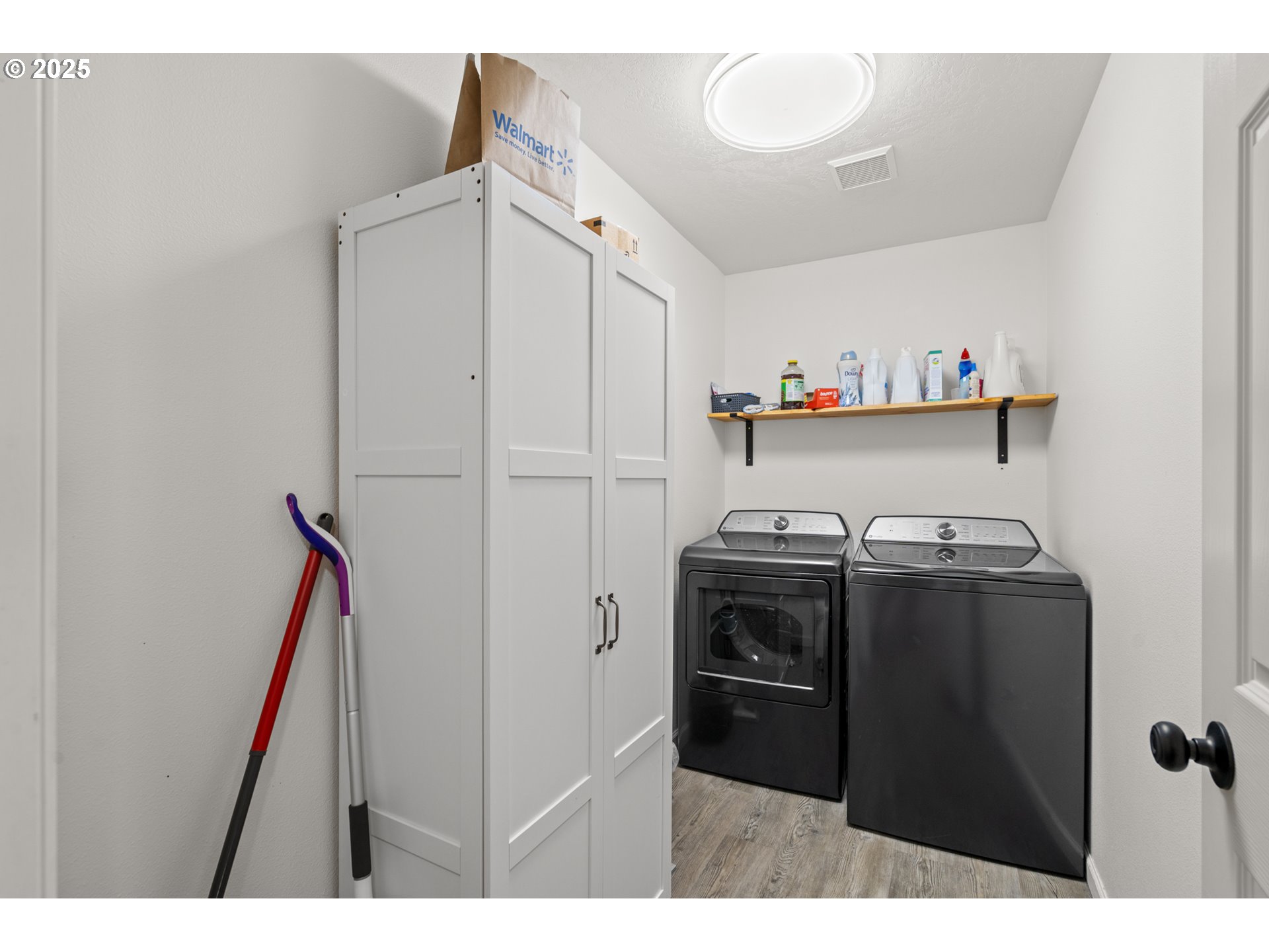620 West Wren Avenue Hermiston, OR 97838 - Photo 29 of 48 a utility room with dryer and washer