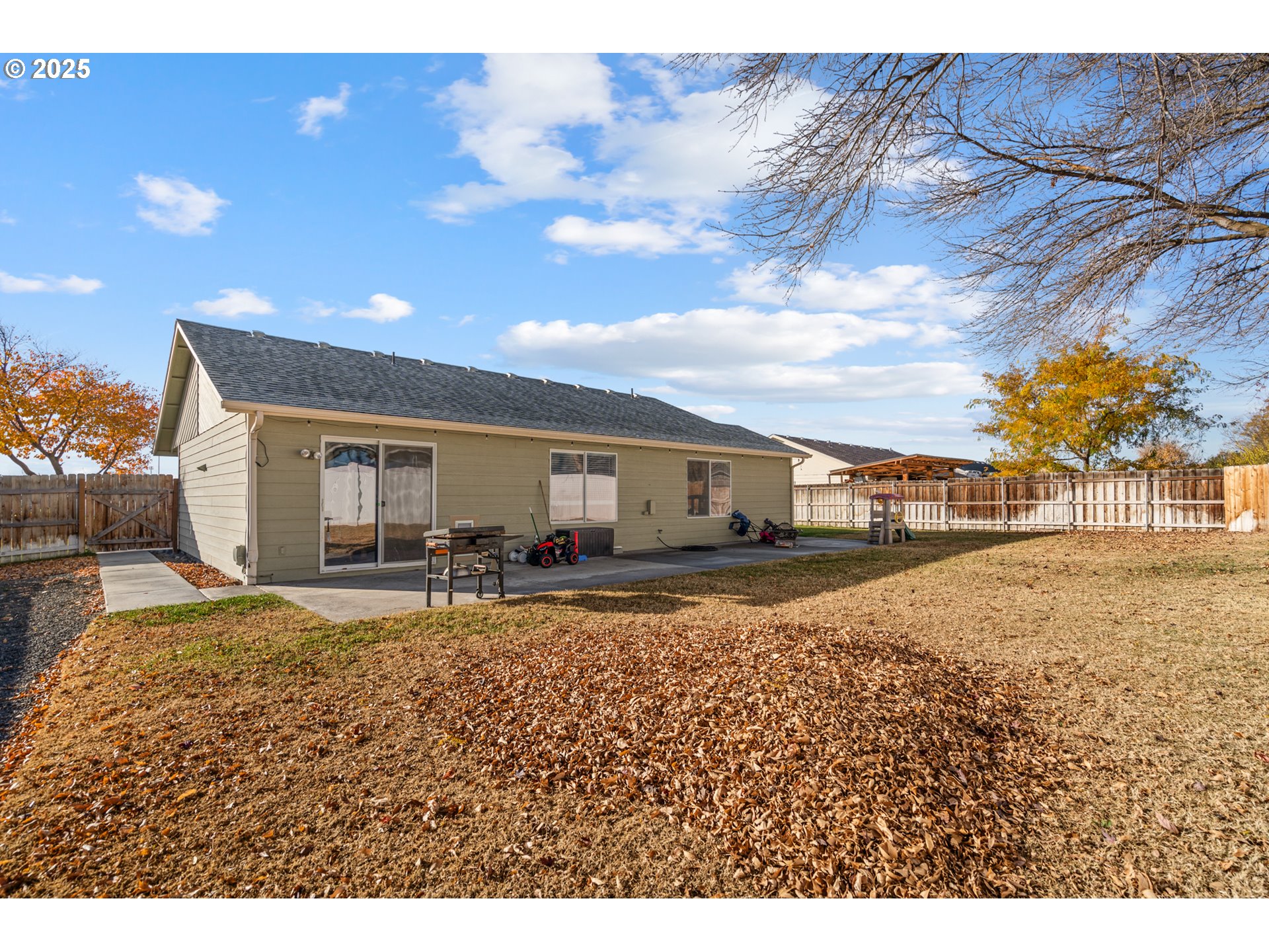 620 West Wren Avenue Hermiston, OR 97838 - Photo 32 of 48 a view of a house with backyard