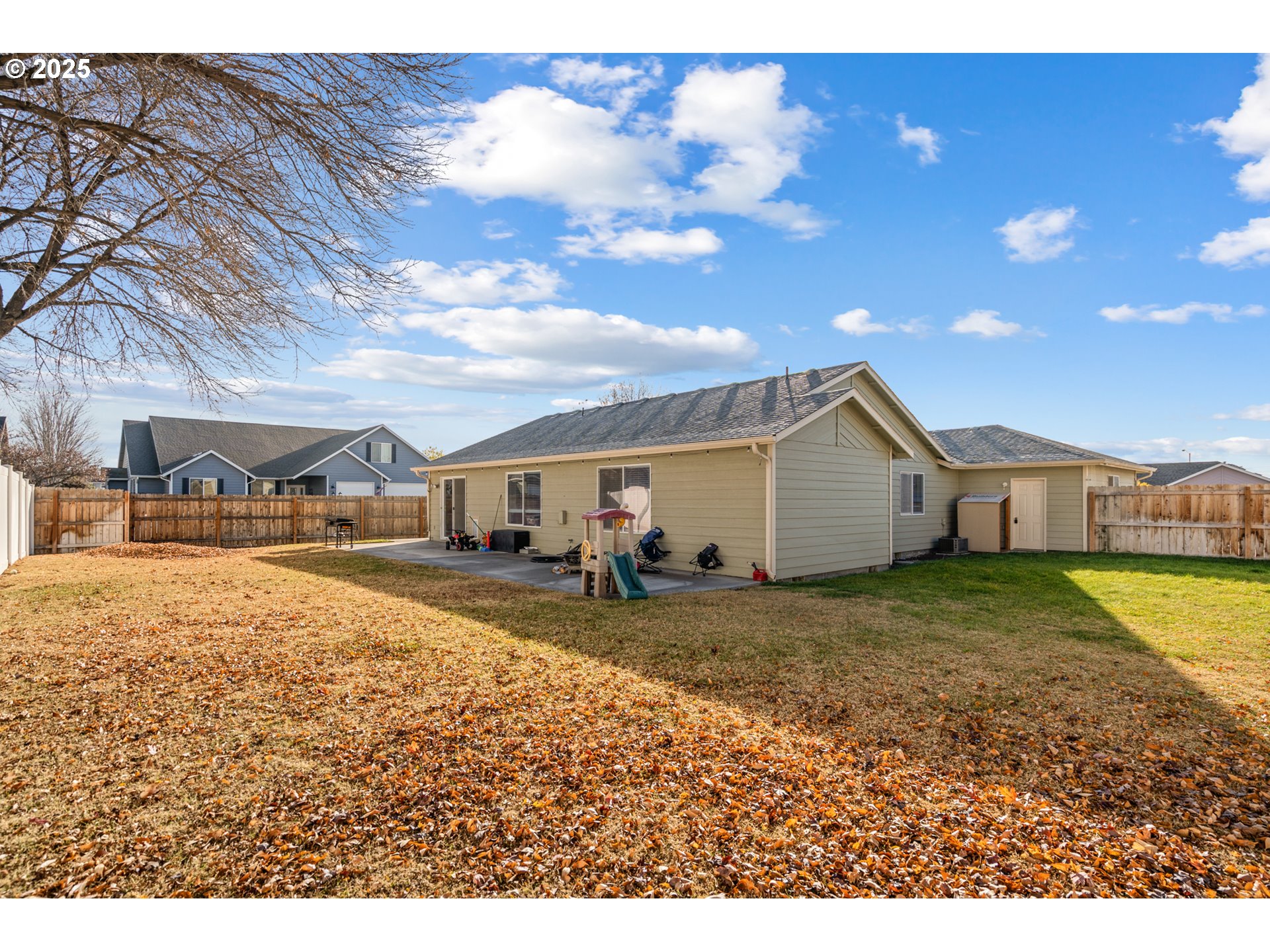 620 West Wren Avenue Hermiston, OR 97838 - Photo 33 of 48 a view of a house with a yard