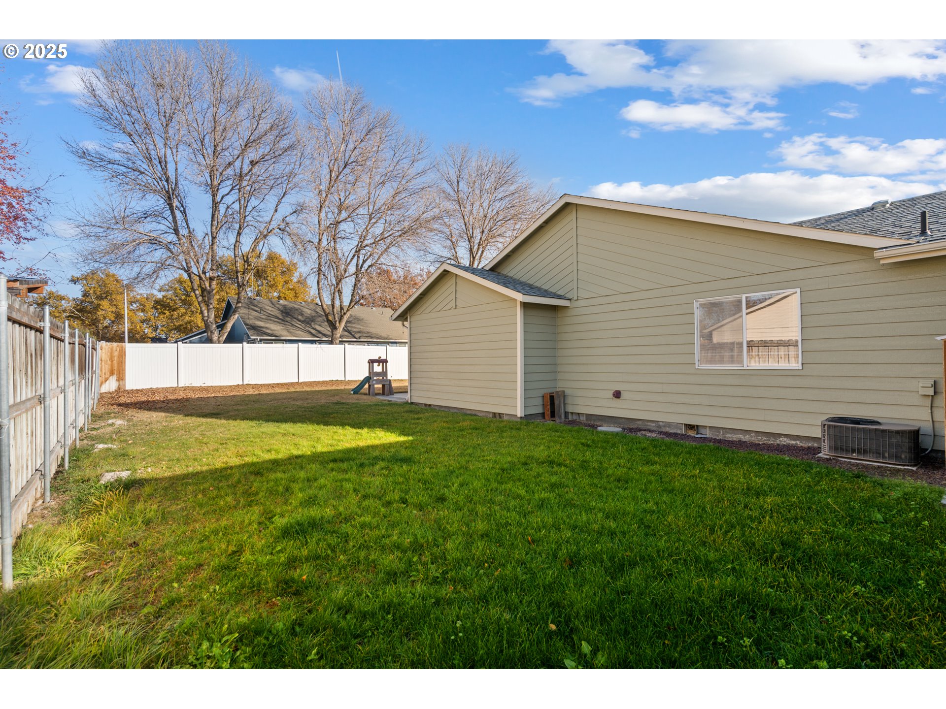 620 West Wren Avenue Hermiston, OR 97838 - Photo 34 of 48 a view of back yard of the house