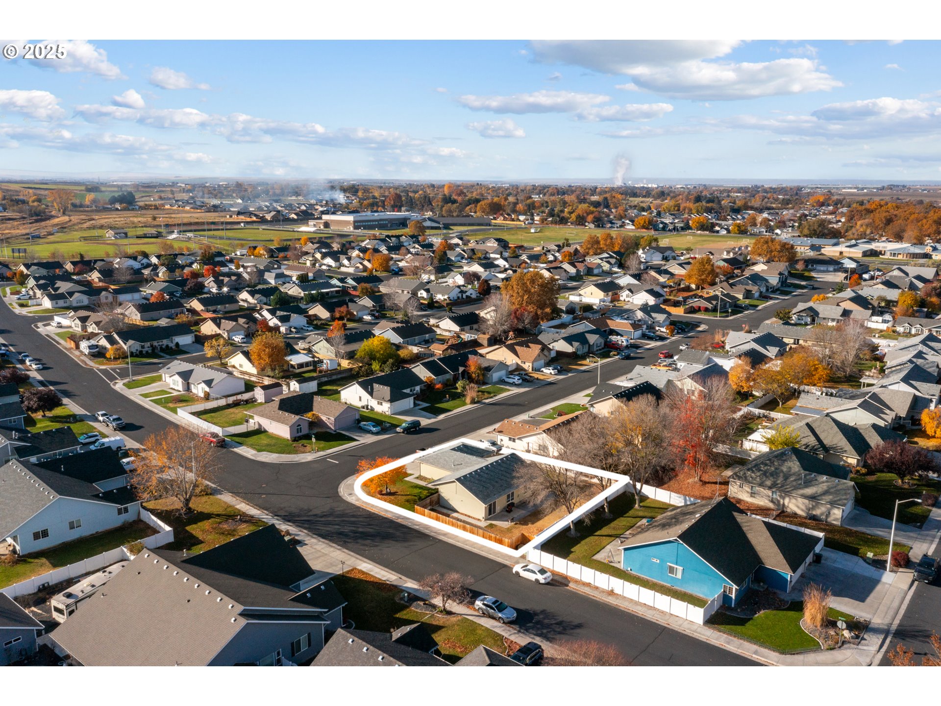 620 West Wren Avenue Hermiston, OR 97838 - Photo 41 of 48 an aerial view of residential building and car parked