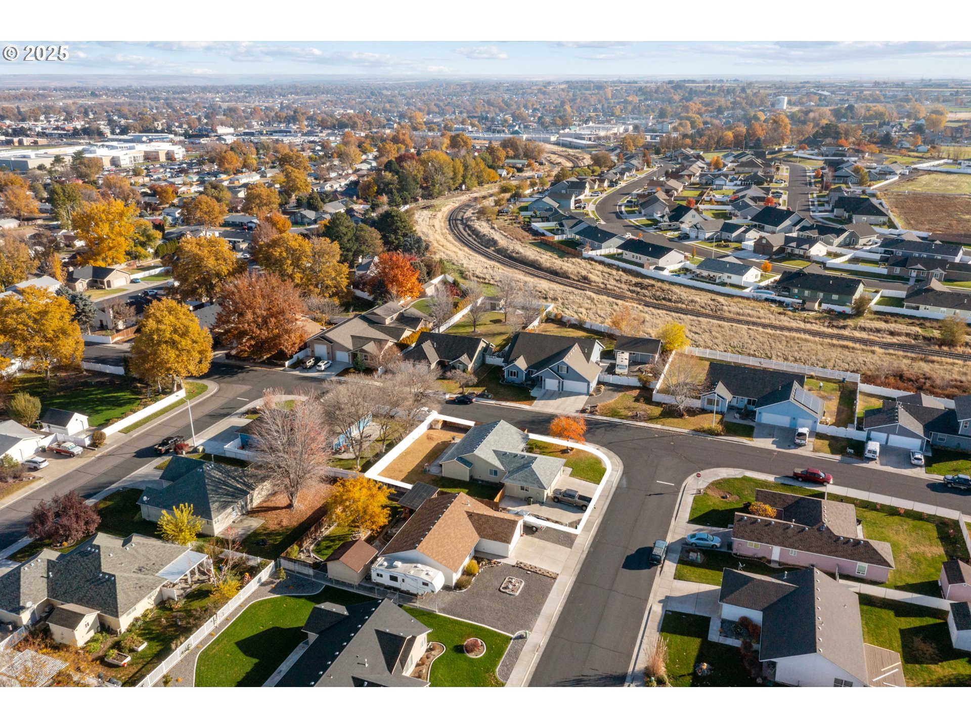 620 West Wren Avenue Hermiston, OR 97838 - Photo 45 of 48 an aerial view of residential houses with outdoor space