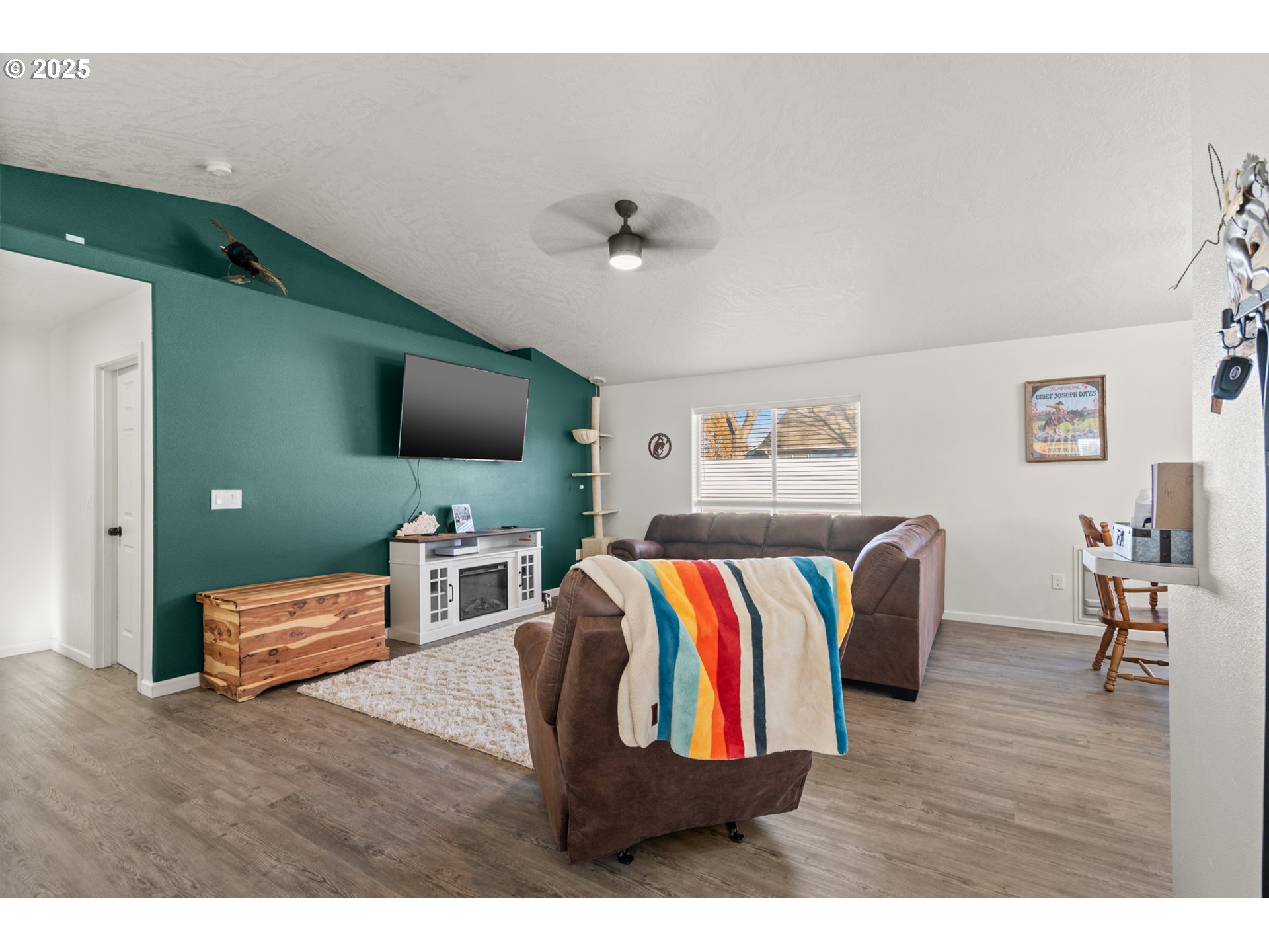 620 West Wren Avenue Hermiston, OR 97838 - Photo 5 of 48 a living room with furniture and a flat screen tv