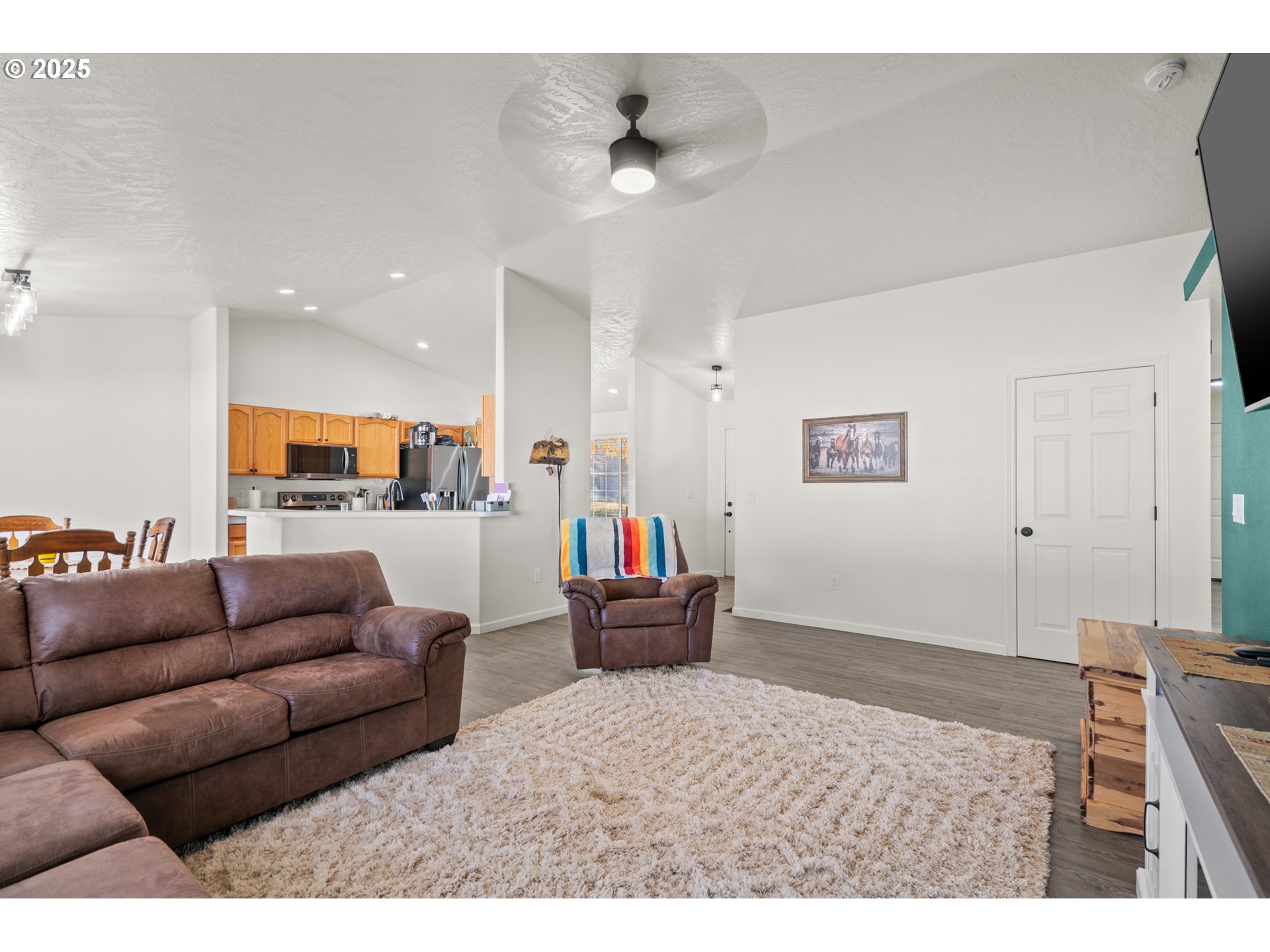 620 West Wren Avenue Hermiston, OR 97838 - Photo 8 of 48 a living room with furniture and a dining table