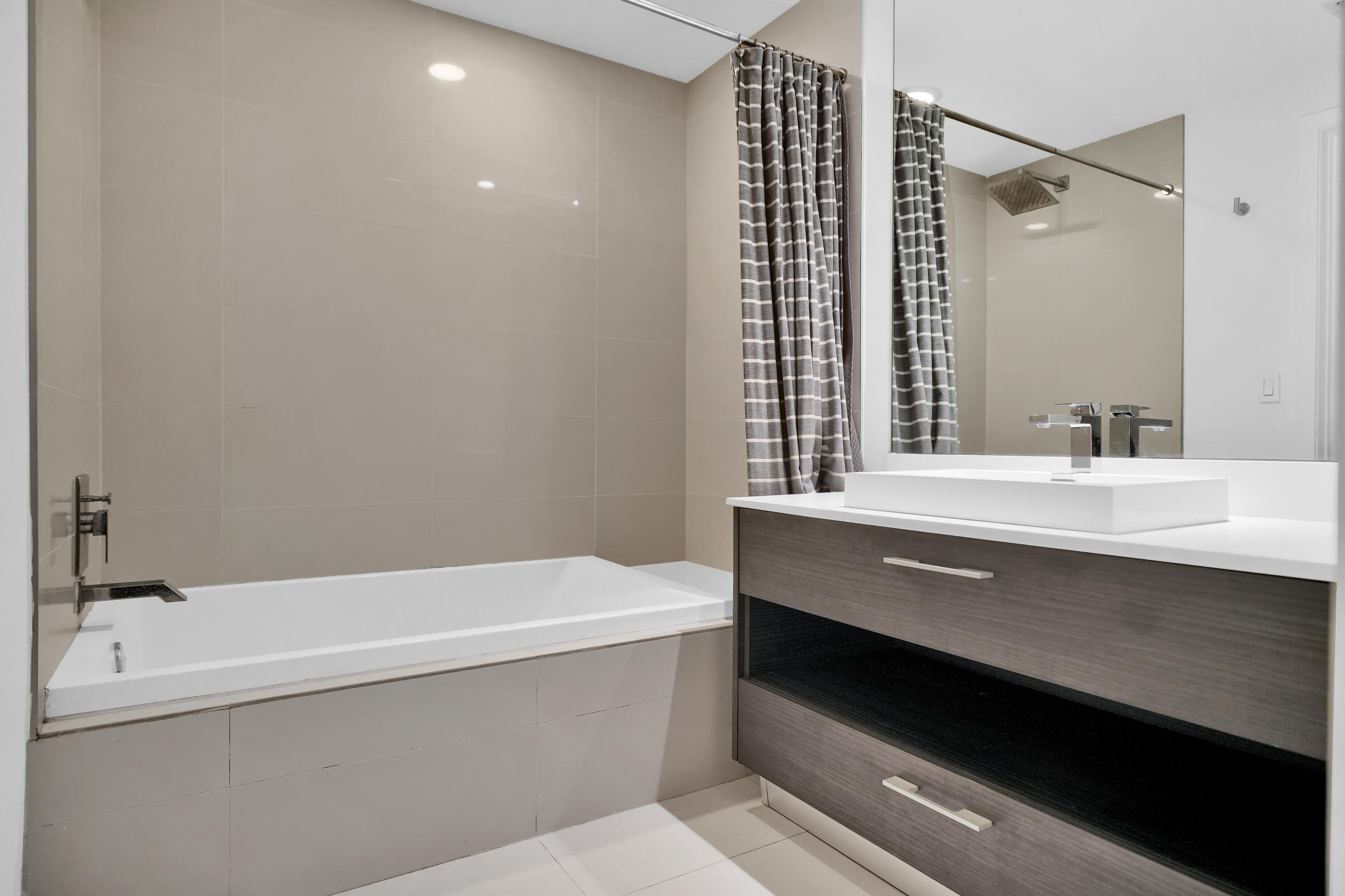 55 Southwest 9th Street, Unit 3504 Miami, FL 33130 - Photo 20 of 33 a bathroom with a bathtub and a sink