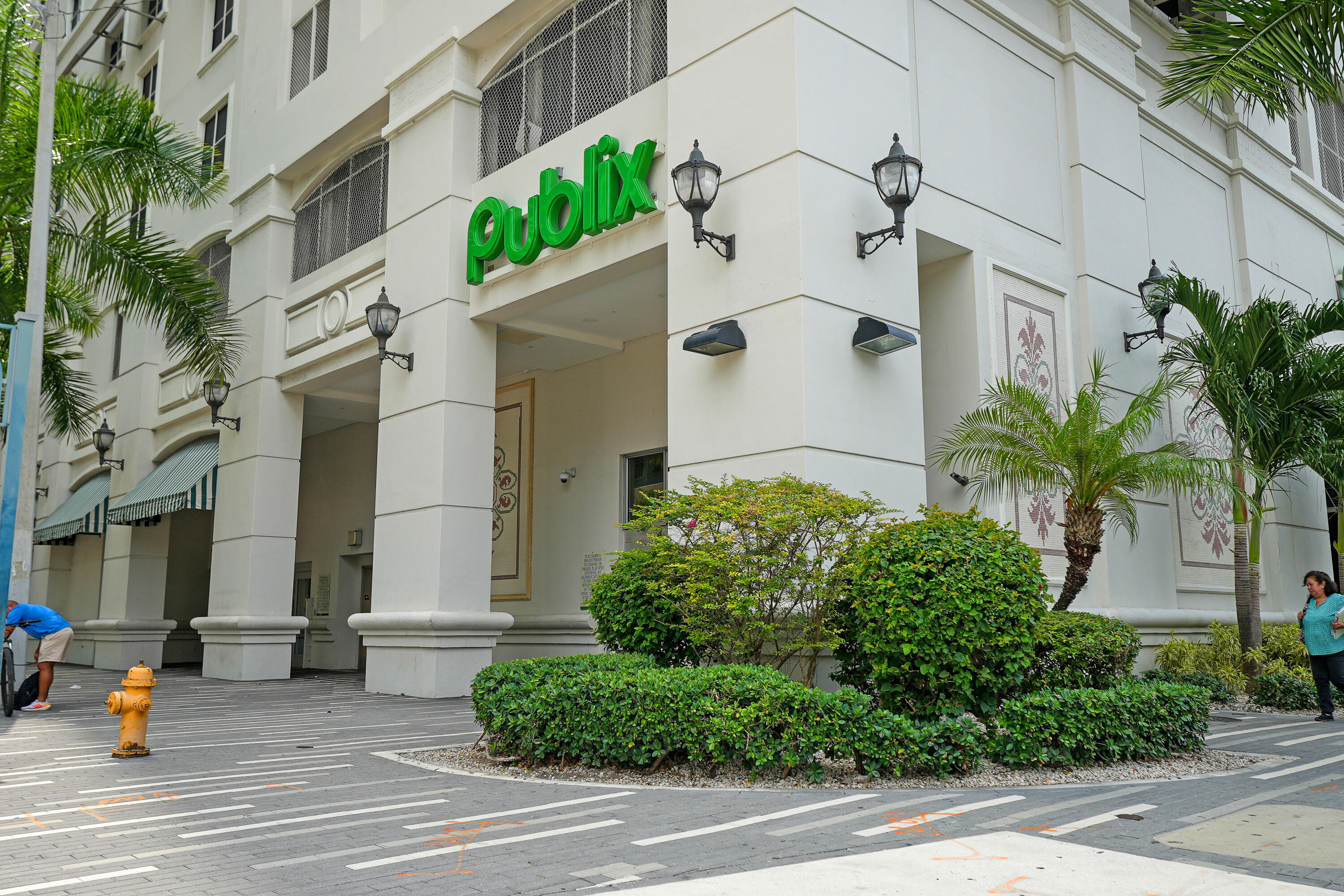 55 Southwest 9th Street, Unit 3504 Miami, FL 33130 - Photo 32 of 33 front view of a building with potted plants