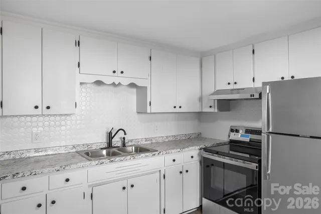 $290,000 | 902 8th Avenue Southwest, Conover, NC 28613