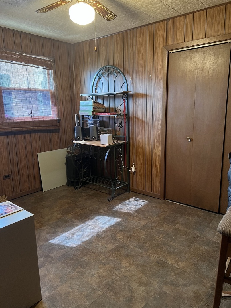 10904 Rutherford Avenue Worth, IL 60482 - Photo 8 of 14 a room with furniture and a window