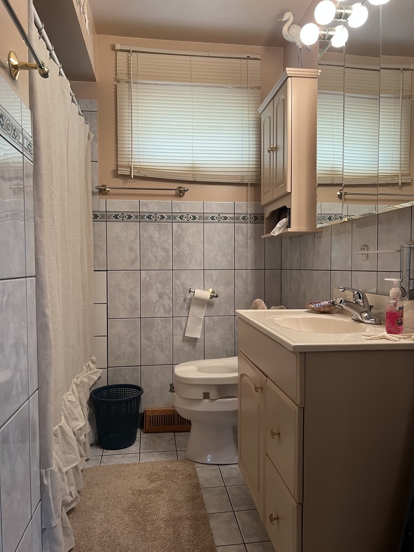10904 Rutherford Avenue Worth, IL 60482 - Photo 9 of 14 a bathroom with a sink and a mirror