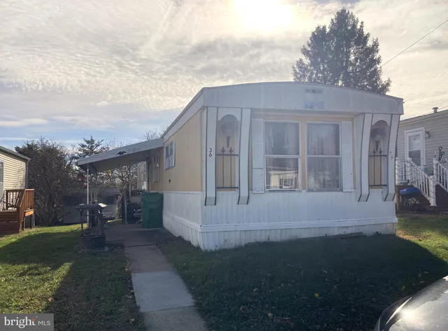 a front view of house with yard