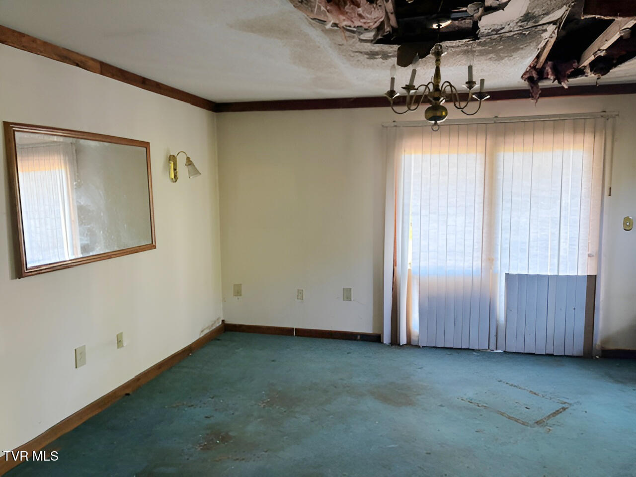 324 Jess Hopson Road Unicoi, TN 37692 - Photo 8 of 14 jess hopson living room 05082026