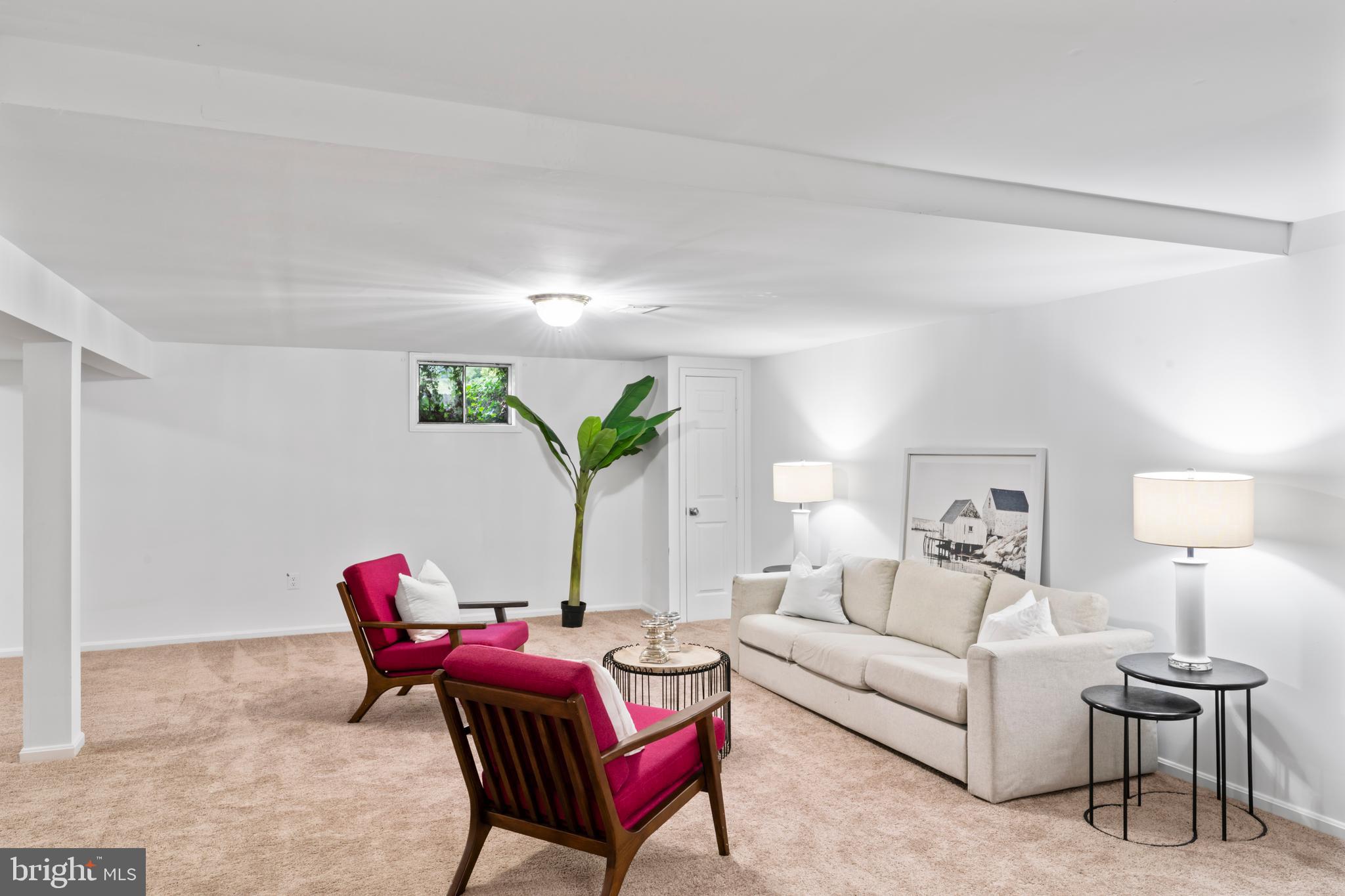 1950 Weybridge Lane Reston, VA 20191 - Photo 56 of 71 a living room with furniture and a lamp