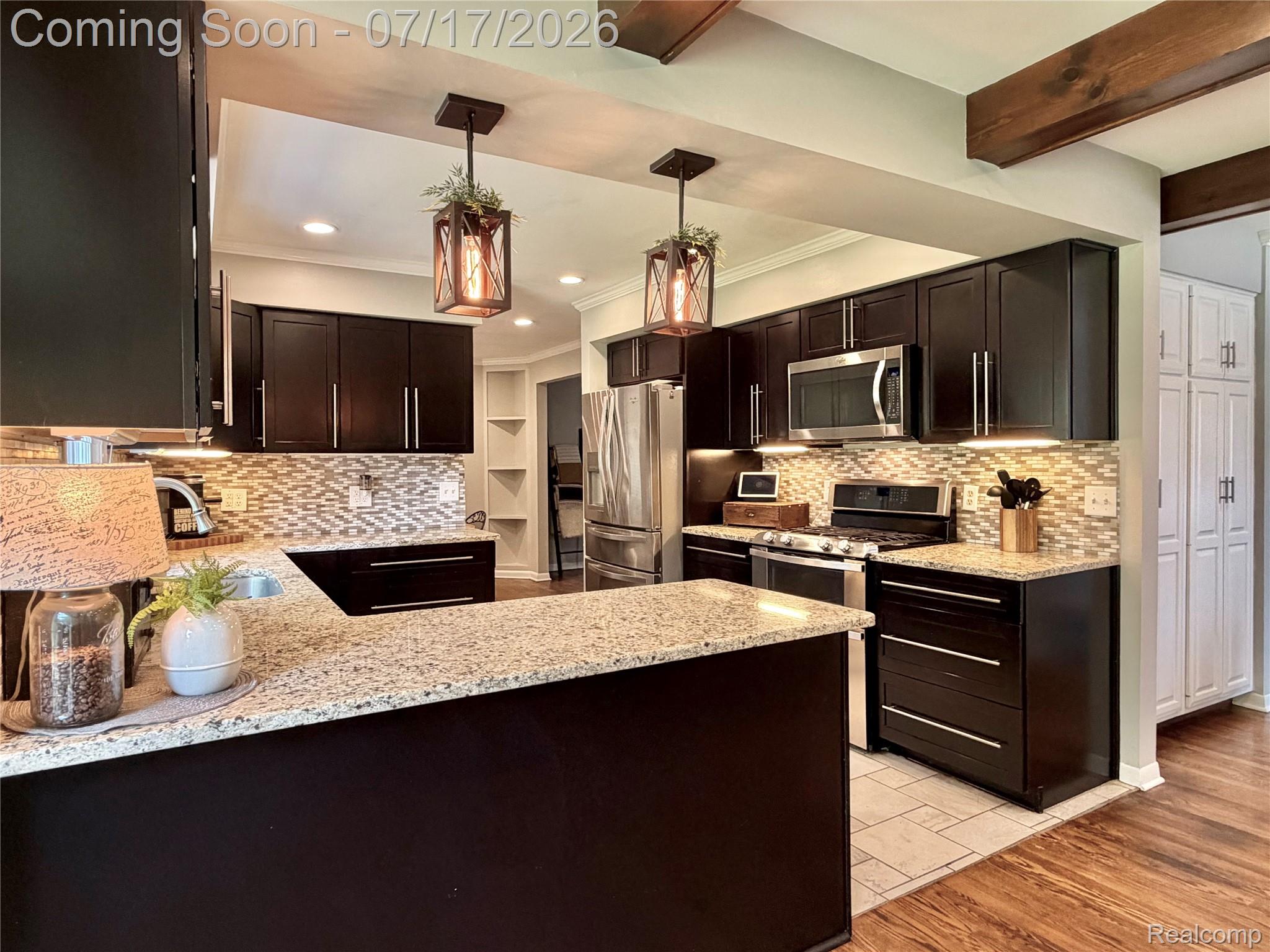 337 Beechview Drive Rochester, MI 48306 - Photo 13 of 54 Granite countertops