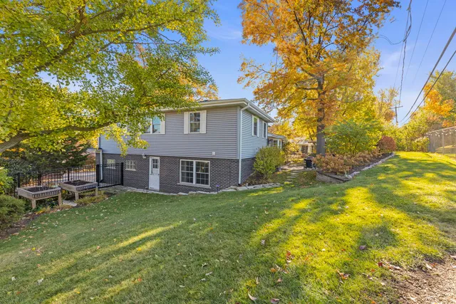 a view of a house with a yard