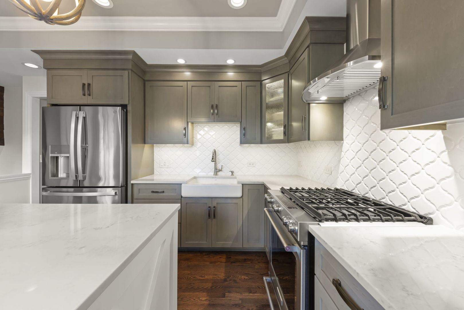 14340 Ridge Avenue Orland Park, IL 60462 - Photo 9 of 25 a kitchen that has a sink and a stove