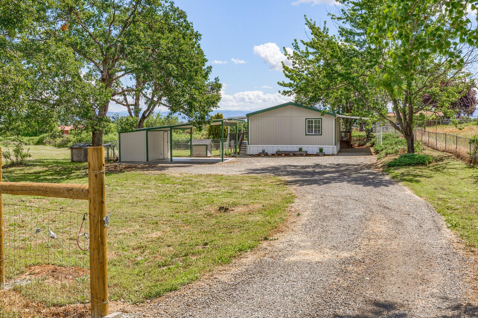 8475 Blackwell Road Central Point, OR 97502 - Photo 3 of 38 03_BR_3_mls
