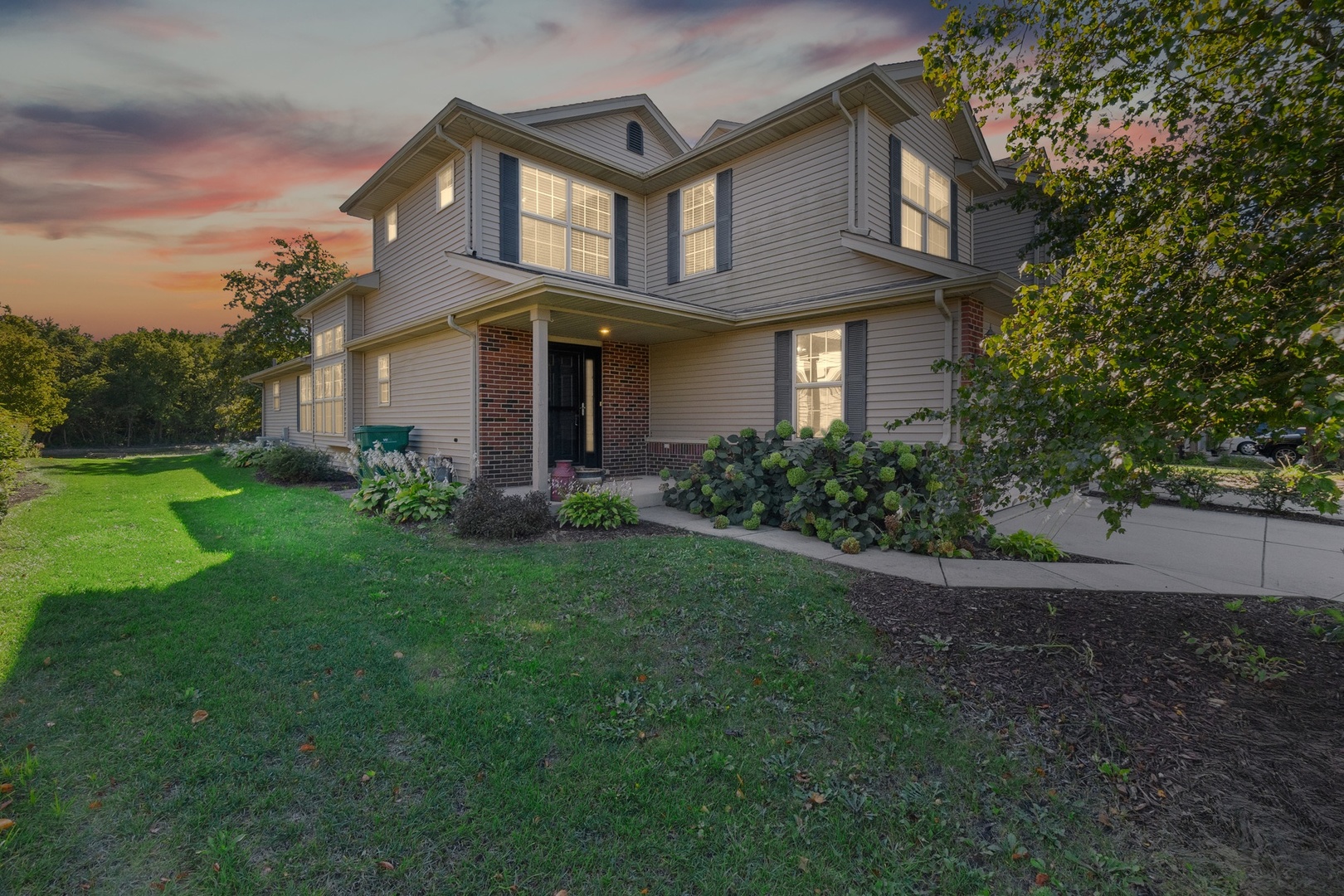 25593 O'Connel Lane Manhattan, IL 60442 - Photo 2 of 24 a front view of a house with garden