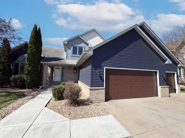 $595,000 | 8433 Upland Lane North, Maple Grove, MN 55311