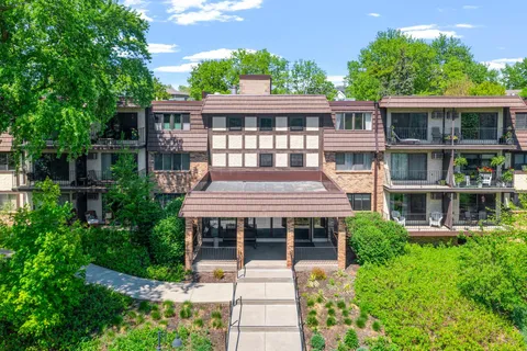 $330,000 | 205 Barry Avenue South, Unit 117, Wayzata, MN 55391