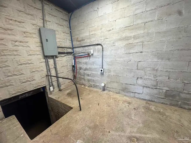 a view of a house with backyard and garden