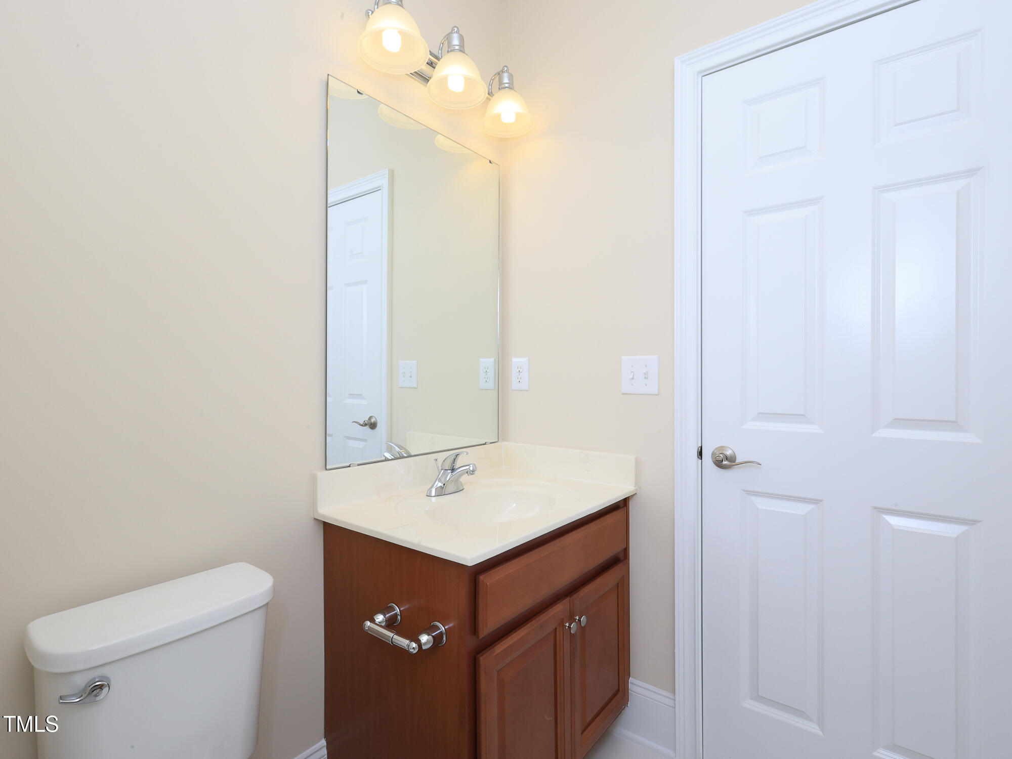 10529 Sablewood Drive, Unit 116 Raleigh, NC 27617 - Photo 44 of 57 066_10529_sablewood_116_full_bath2