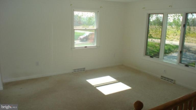 318 Landis Road Hagerstown, MD 21740 - Photo 7 of 11 Living Room